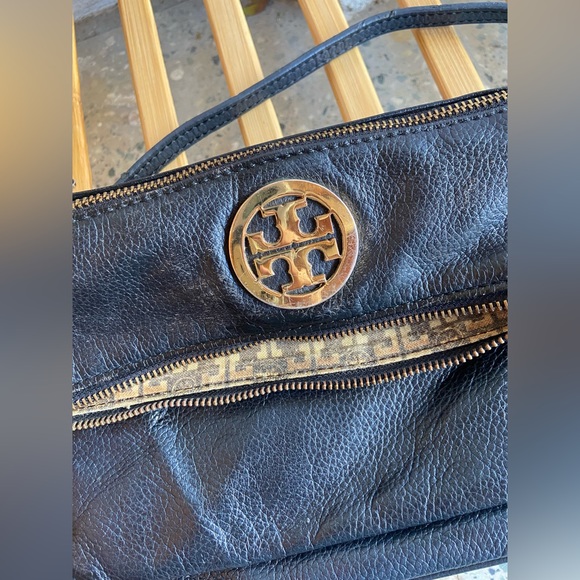 Tory Burch Sling Bag. - Picture 7 of 17